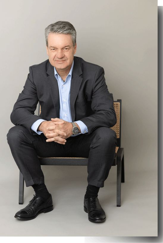 Bild von Axel Esser sitzend auf einem Stuhl - Compliance Beratung