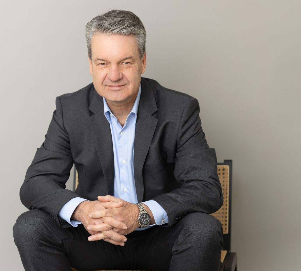 Bild von Axel Esser sitzend auf einem Stuhl - Compliance Beratung